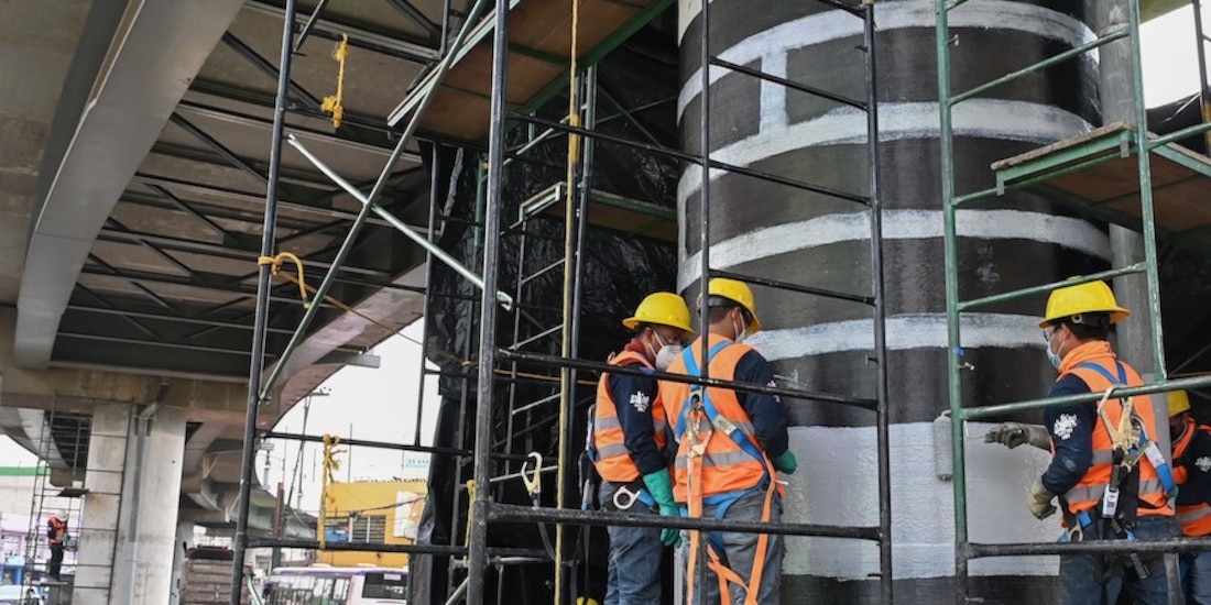 Trabajadores hicieron, ayer, labores para reforzar las columnas en la Línea 12.