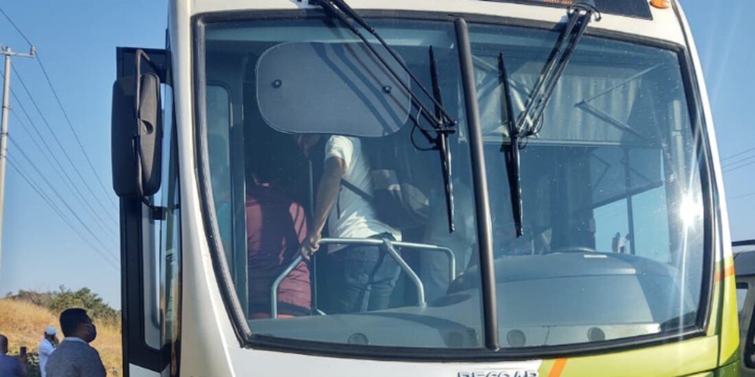 Ésta es la unidad que acordaron dos sujetos en la carretera para asaltar a los pasajeros.