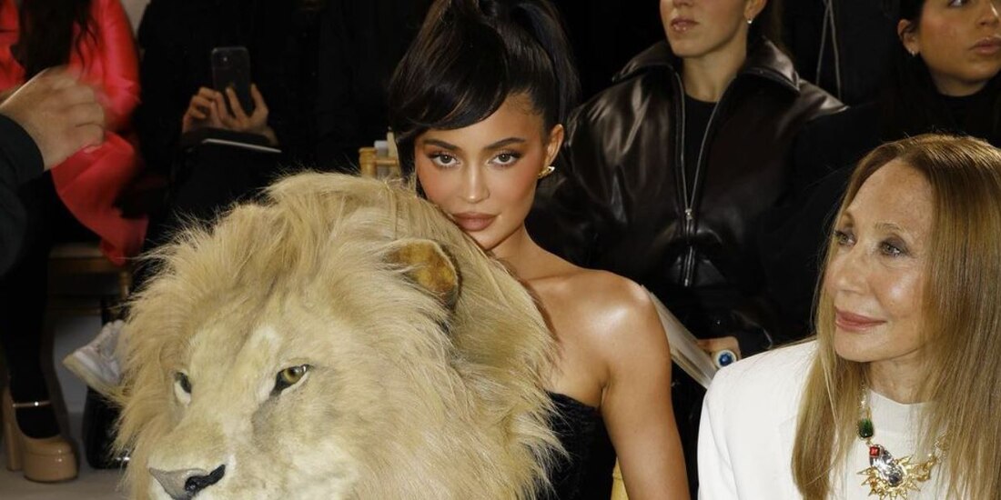 Kylie Jenner apareció con una cabeza de león gigante en París Fashion Week