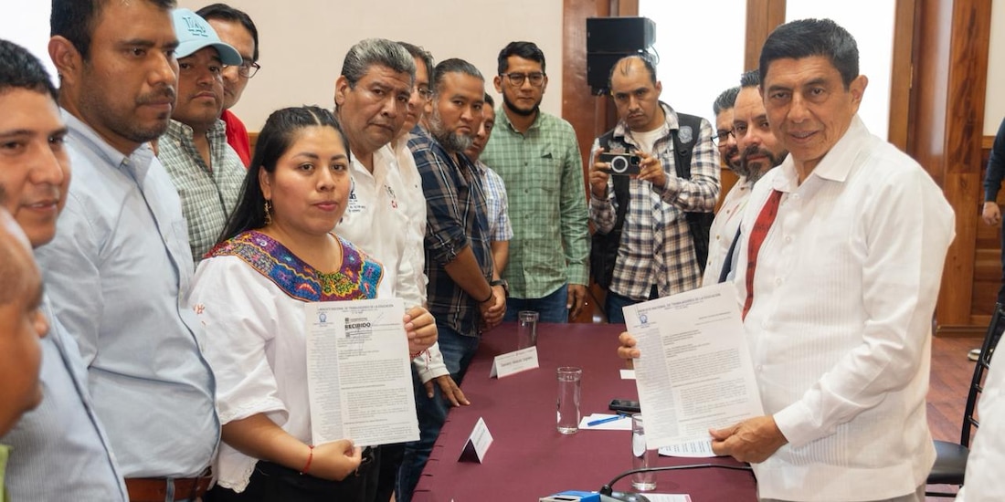El Gobernador Salomón Jara Cruz durante la recepción formal del pliego petitorio de la Sección XXII.