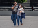 Una pareja pasea con cubrebocas por el Zócalo capitalino, en julio pasado.