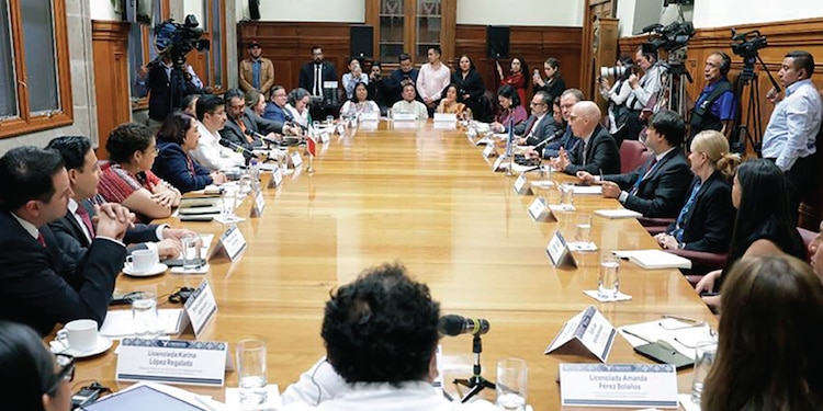 EL FUNCIONARIO de la ONU, ayer, con integrantes de la SCJN.