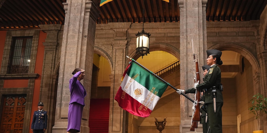 La Presidenta de México en el momento de los Honores a la Bandera.