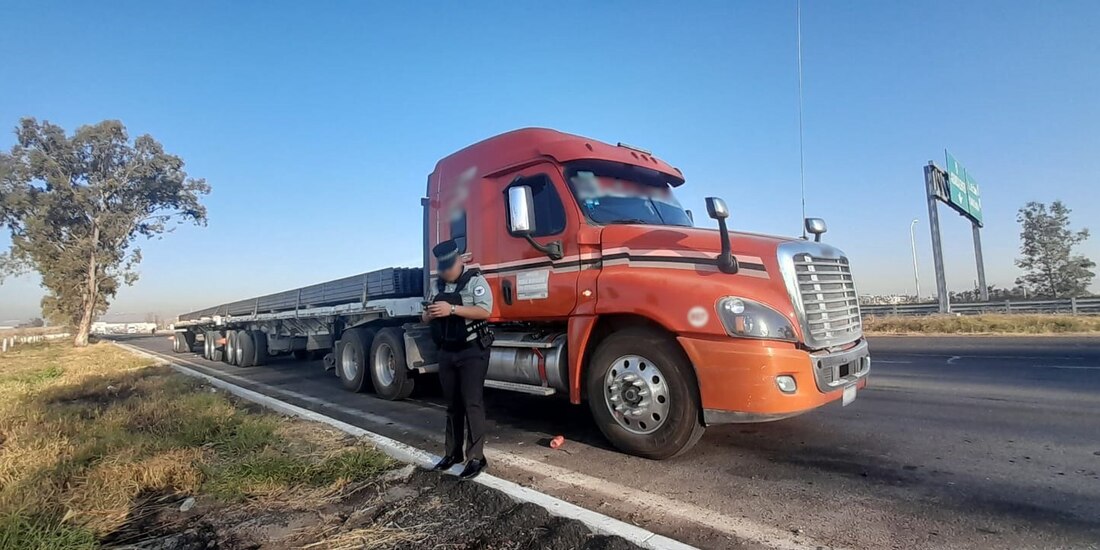 La GN recuperó un tractocamión robado en Guanajuato.