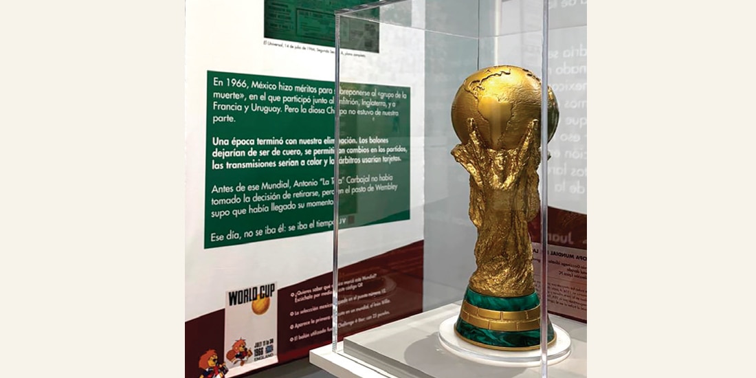 UNA RÉPLICA del trofeo mundialista en la exposición.