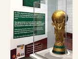 UNA RÉPLICA del trofeo mundialista en la exposición.