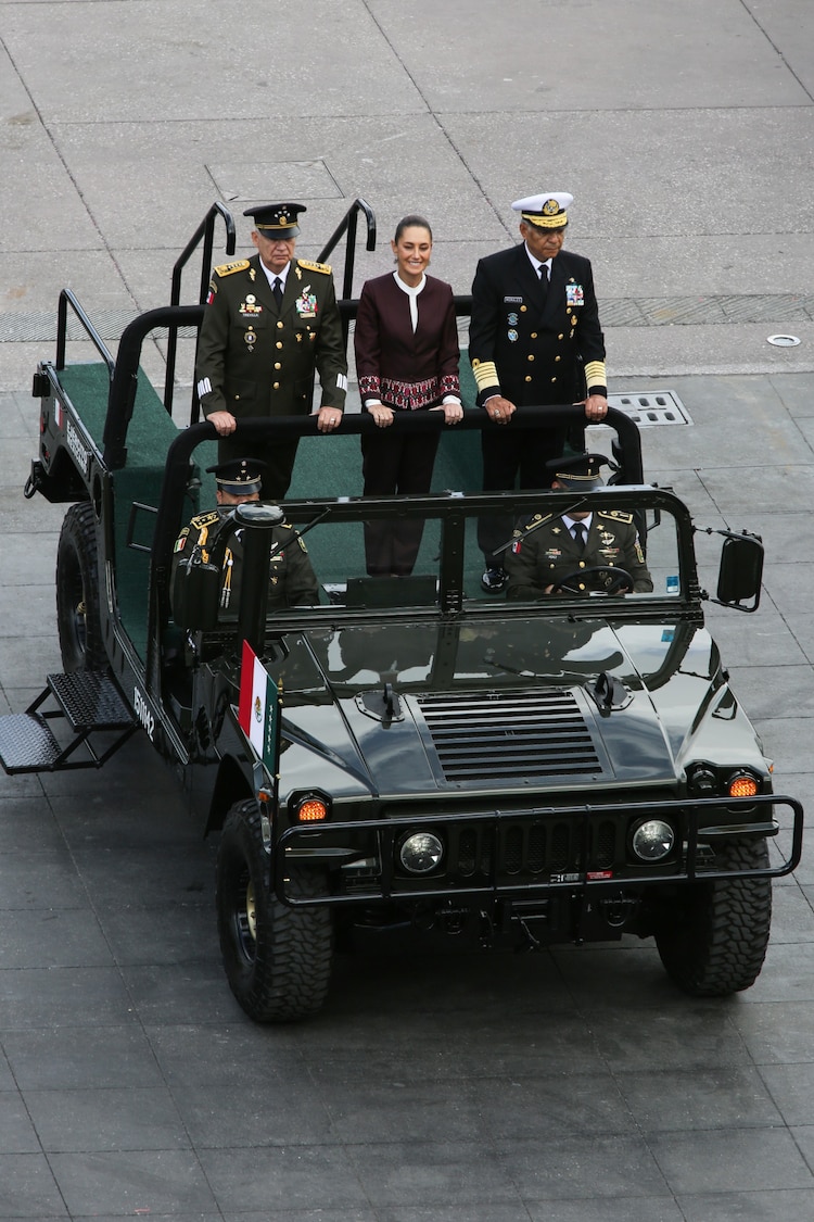 Desfile cívico militar por el 215 aniversario del inicio de la Independencia de México.