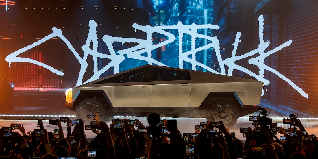 ARCHIVO - La Cybertruck de Tesla es revelada en el estudio de diseño de la compañía, el jueves 21 de noviembre de 2019, en Hawthorne, California. (AP Foto/Ringo H.W. Chiu, archivo)