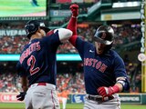 Jugadores de los Red Sox celebran un Grand Slam ante los Astros