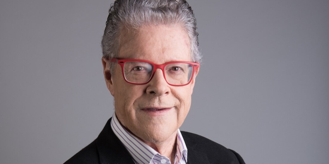 El también articulista posa para una sesión por el aniversario.