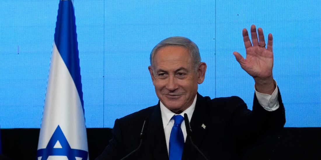 El expremier Benjamin Netanyahu saluda a simpatizantes tras los comicios.