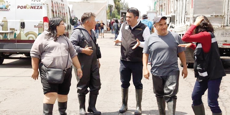 Efraín Morales, director de la Conagua (c.), supervisó ayer el operativo de atención en Nezahualcóyotl.