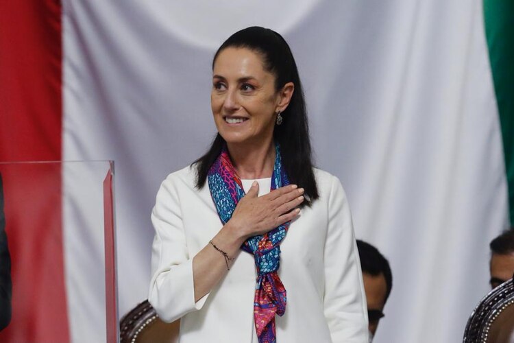 Claudia Sheinbaum al terminar de ofrecer su tercer Informe de Go bierno.