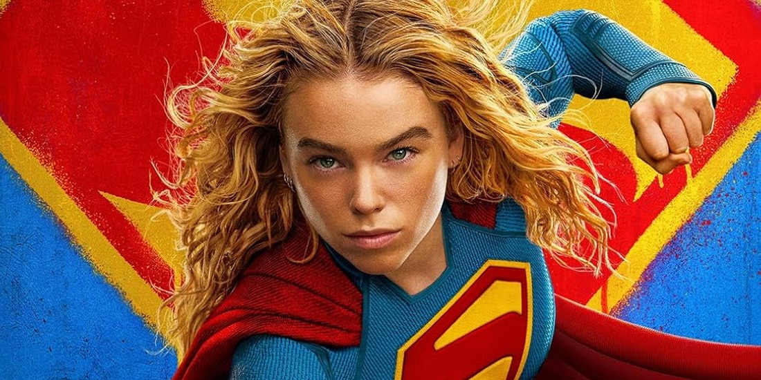MILLY ALCOCK al dar vida a Supergirl, en un póster del filme