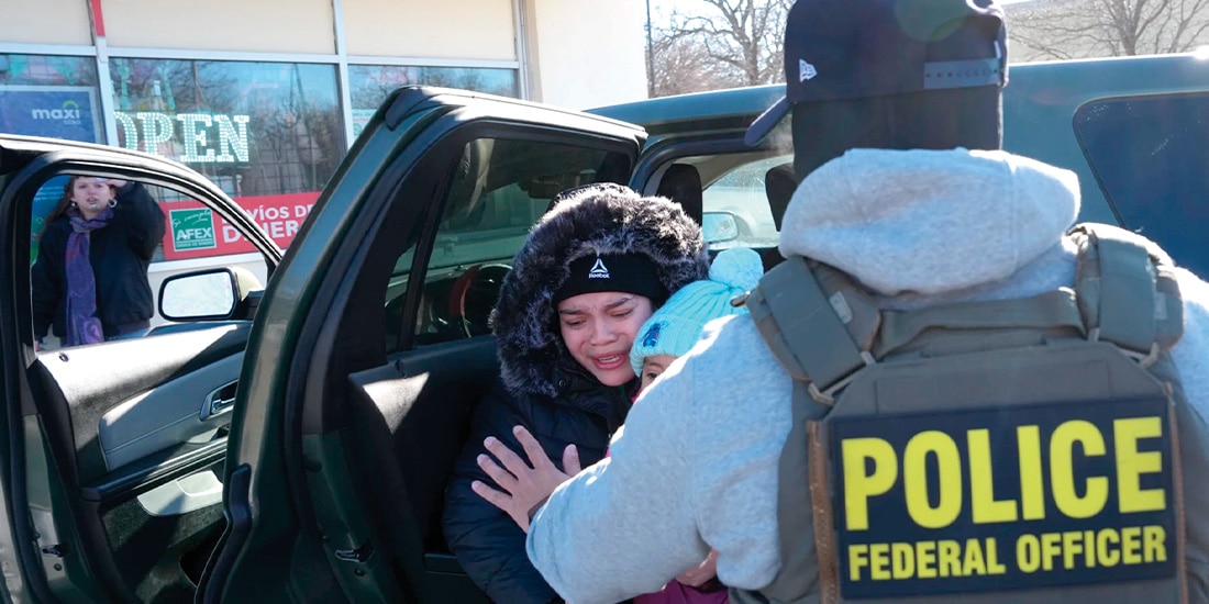 UNA MUJER con un niño sube al vehículo de un agente de inmigración en Minneapolis, ayer.