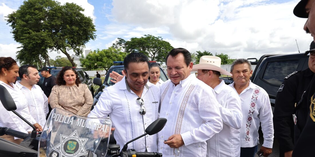 El gobernador Joaquín Díaz Mena entregó 10 motocicletas a la policía de Yucatán.