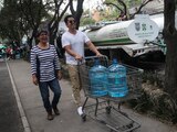 CIUDAD DE MÉXICO, 18ABRIL2024.- Vecinos de la alcaldía Benito Juárez acuden al punto de agua que opera la Marina y personal del Gobierno de la Ciudad en Parque Esperanza Oteo para poder llenar garrafones.
FOTO: ANDREA MURCIA /CUARTOSCURO.COM