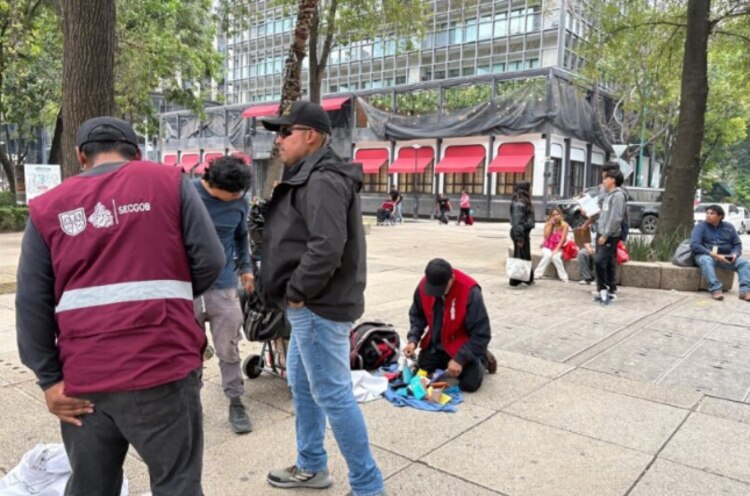 Autoridades capitalinas retiran, ayer, a
un vendedor.