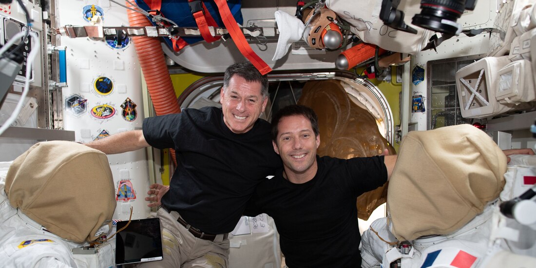 Los astronautas Thomas Pesquet y Shane Kimbrought durante la caminata espacial de este domingo.