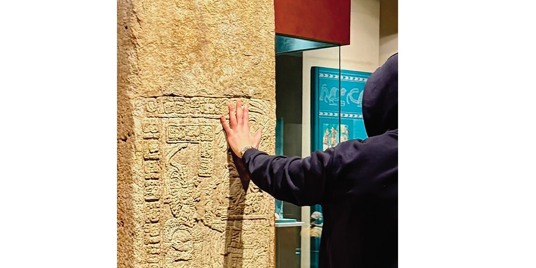 Recientemente, Bad Bunny generó controversia porque compartió una foto de su visita en el Museo Nacional de Antropología en la que aparece tocando una estela en la Sala Maya.