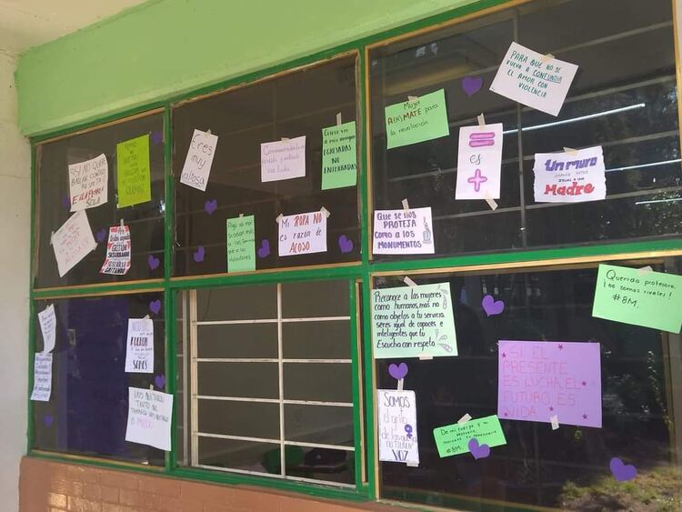 Mural formado con mensajes de protesta por la violencia contra las mujeres.