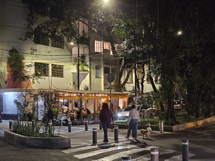 El restaurante Saint ocupa un carril de la via Benjamín Hill 146-1.