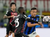 Lautaro Martinez va por el balón ante la marca de Fikayo Tomori durante la ida de semifinales de Champions League entre Milan e Inter.