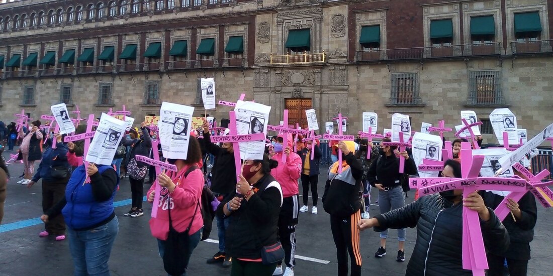 Mujeres se manifestaron hoy frente a Palacio Nacional para exigirle al gobierno federal emprenda acciones en contra de la violencia de género y para detener los feminicidios.