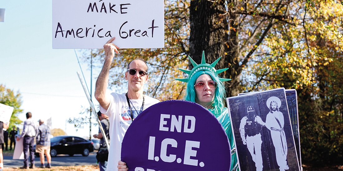 Manifestantes sostienen carteles durante la llegada del ICE en Charlotte, ayer.
