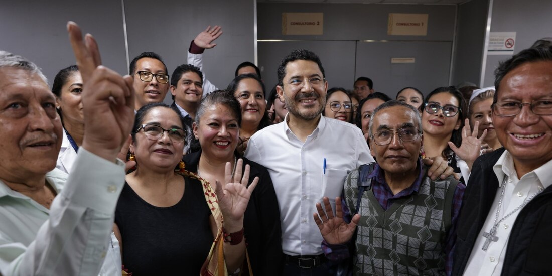 Al centro, el director del ISSSTE, Martí Batres.