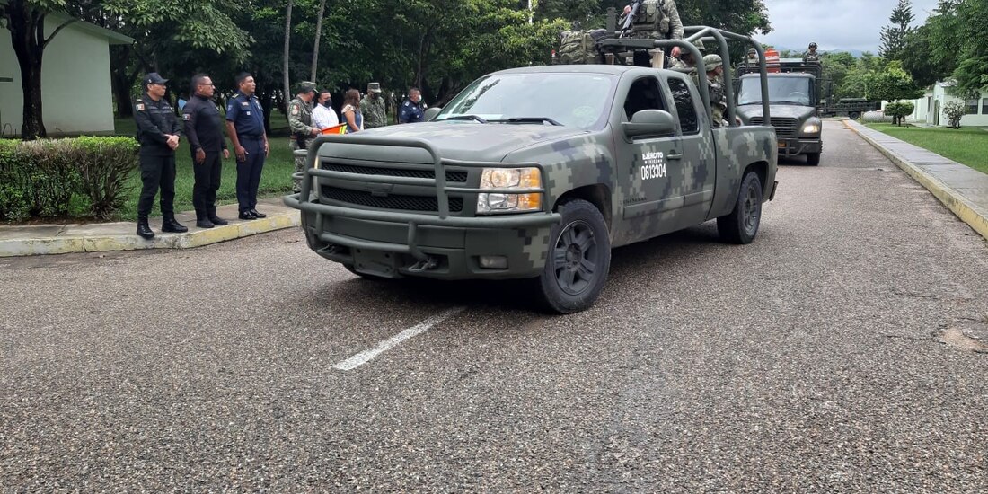 Elementos del Ejército, GN, FGR y policía estatal en la 36 Zona Militar, ayer.