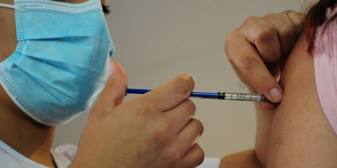 Personal médico aplica una vacuna contra COVID-19