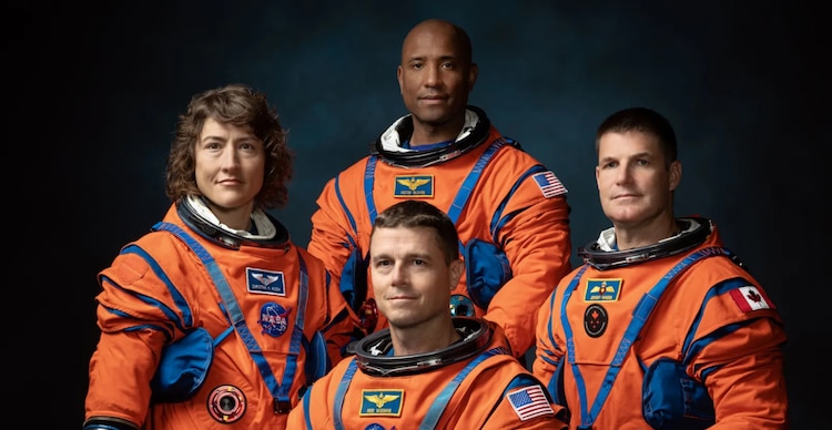 Los astronautas de la NASA Reid Wiseman, Victor Glover y Christina Hammock Koch, y el astronauta de la CSA Jeremy Hansen
