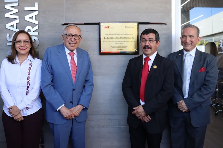 El Dr. Kershenobich durante la ceremonia en Tampico, ciudad clave en su formación académica y humana.
