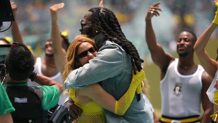 Burna Boy y Shakira en la inauguración del Mundial, en el Estadio CDMX