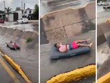 Coladera “se traga” a un hombre que paseaba sobre un colchón inflable