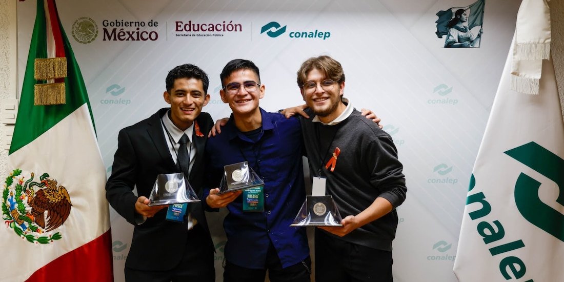 Estudiantes reconocidos con la Presea Bernardo Quintana Arrioja.