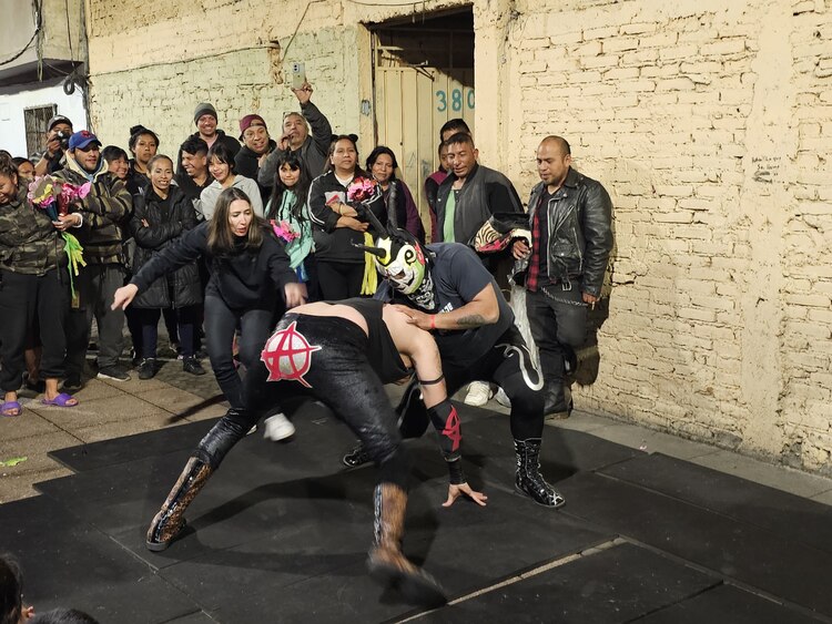 Dos luchadores encanbezaron la función de lucha libre la madrugada del 6 de enero en la alcaldía Cuauhtémoc.