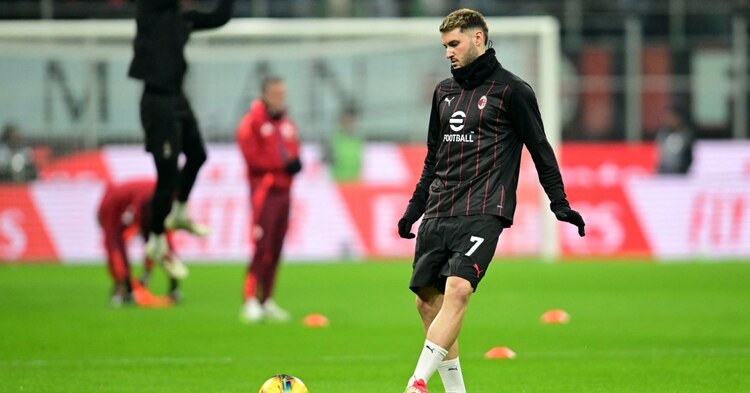 Santiago Giménez durante el calentamiento previo al juego de la Copa Italia entre Milan y Roma.