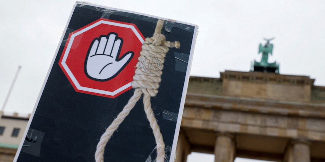 Ciudadanos repudian con carteles las ejecuciones del régimen.