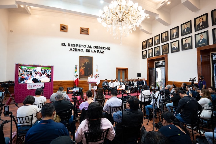 El Gobierno del Estado plantea reducir la Carta Magna local de 142 a 81 artículos actualizados.