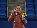 La suiza Belinda Bencic posa con la presea de oro que ganó en el torneo individual de tenis femenil en Tokio 2020.