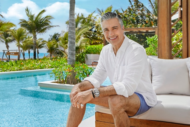 El actor goza de los paradisiacos paisajes.