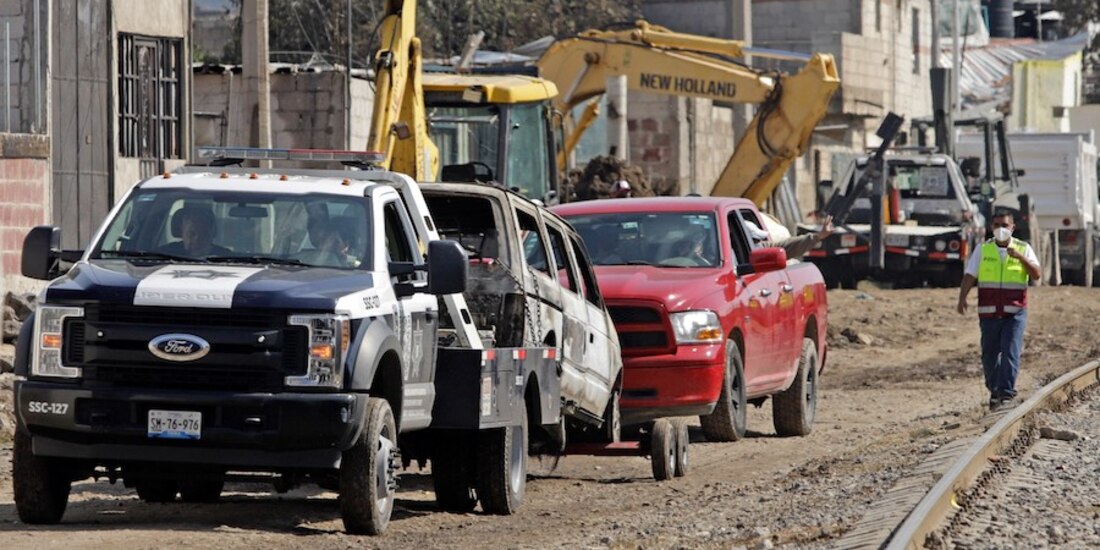 Autos calcinados fueron retirados ayer de la zona cero en Xochimehuacan, Puebla.
