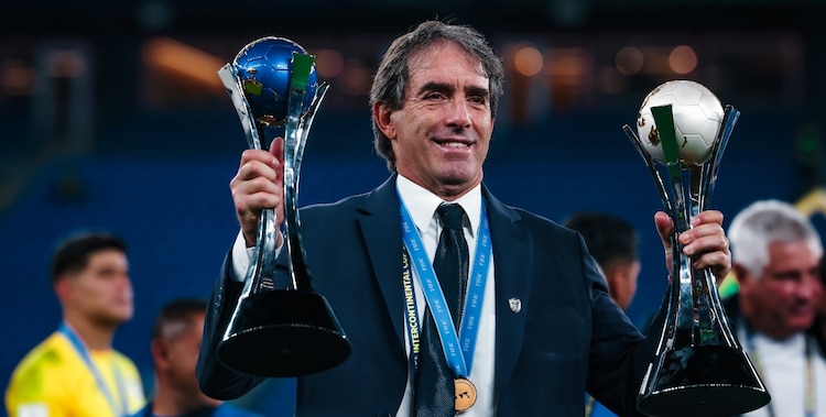 Guillermo Almada, técnico del Pachuca, celebra las dos conquistas de los Tuzos en la Copa Intercontinental