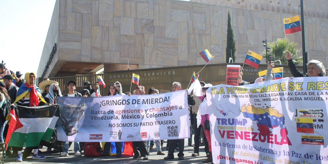 Se manifiestan en la embajada de Estados Unidos en la Ciudad de México luego de que el presidente de Venezuela, fuera detenido