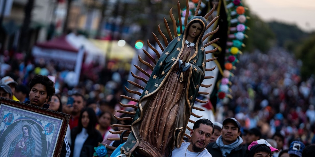 Peregrinos devotos a la Virgen de Guadalupe visitan la Basílica de Guadalupe con motivo del aniversario 493 de la aparición de la virgen en el Cerro del Tepeyac.