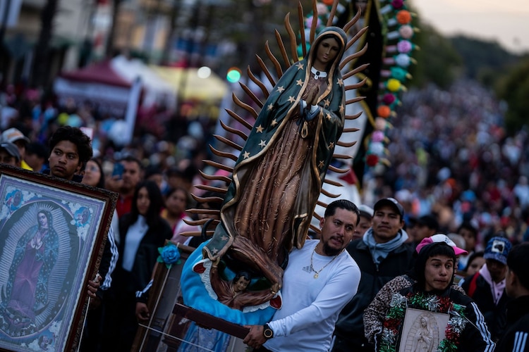 Peregrinos devotos a la Virgen de Guadalupe visitan la Basílica de Guadalupe