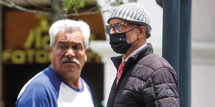 Personas adultas mayores caminan por una plaza de Toluca, en imagen de archivo.