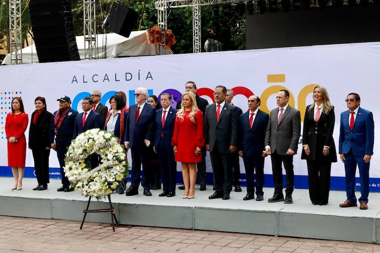 Autoridades de Coyoacán e integrantes del gabinete acompañan al alcalde en los festejos patrios.